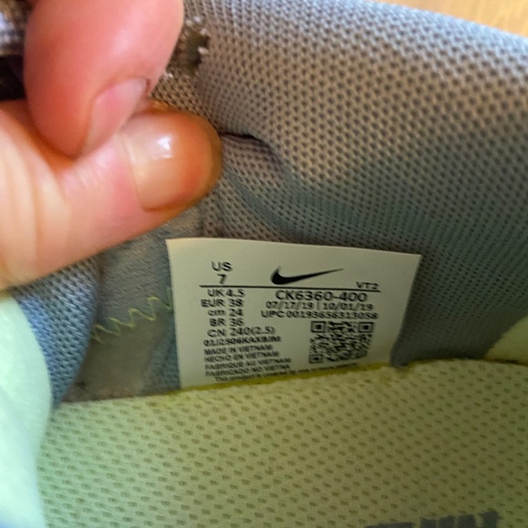 Like-new women's Nike sneakers size 7 VT2 model - Picture 3 of 3